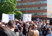 Правда, одговорност и оставки побараа семејствата на настраданите во Кочани, на нивниот прв протест во Скопје