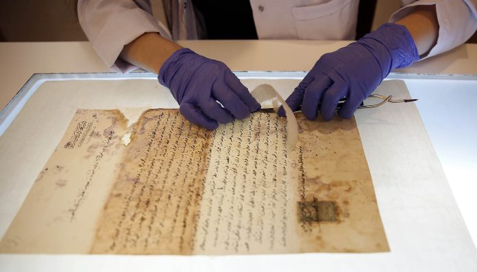 Istanbul,,Turkey,,21,April,2017,A,Woman,Restoring,Old,Ottoman